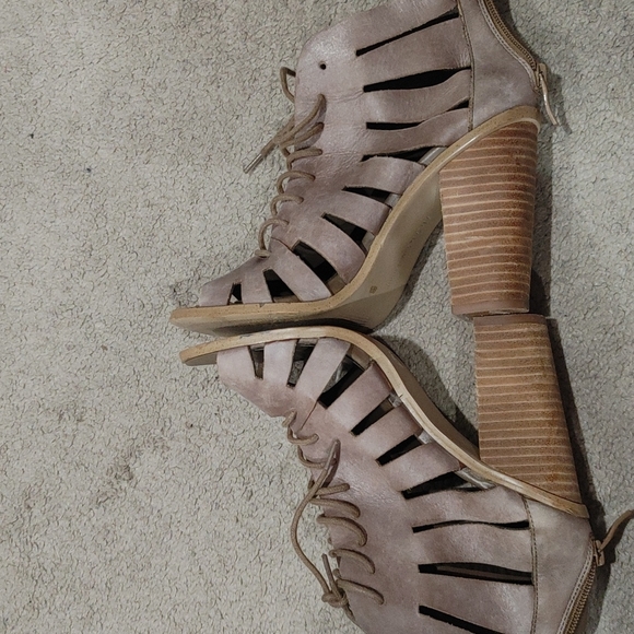 BCBG PL-ORI Heels - Picture 4 of 6
